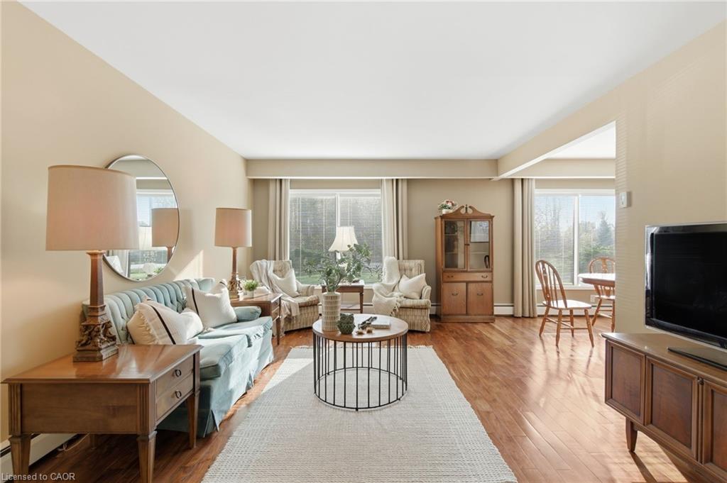 2540 Merritt Road, Thorold, ON - Indoor Photo Showing Living Room