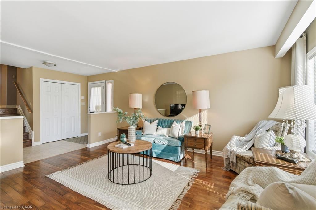 2540 Merritt Road, Thorold, ON - Indoor Photo Showing Living Room