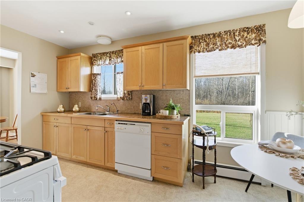 2540 Merritt Road, Thorold, ON - Indoor Photo Showing Kitchen
