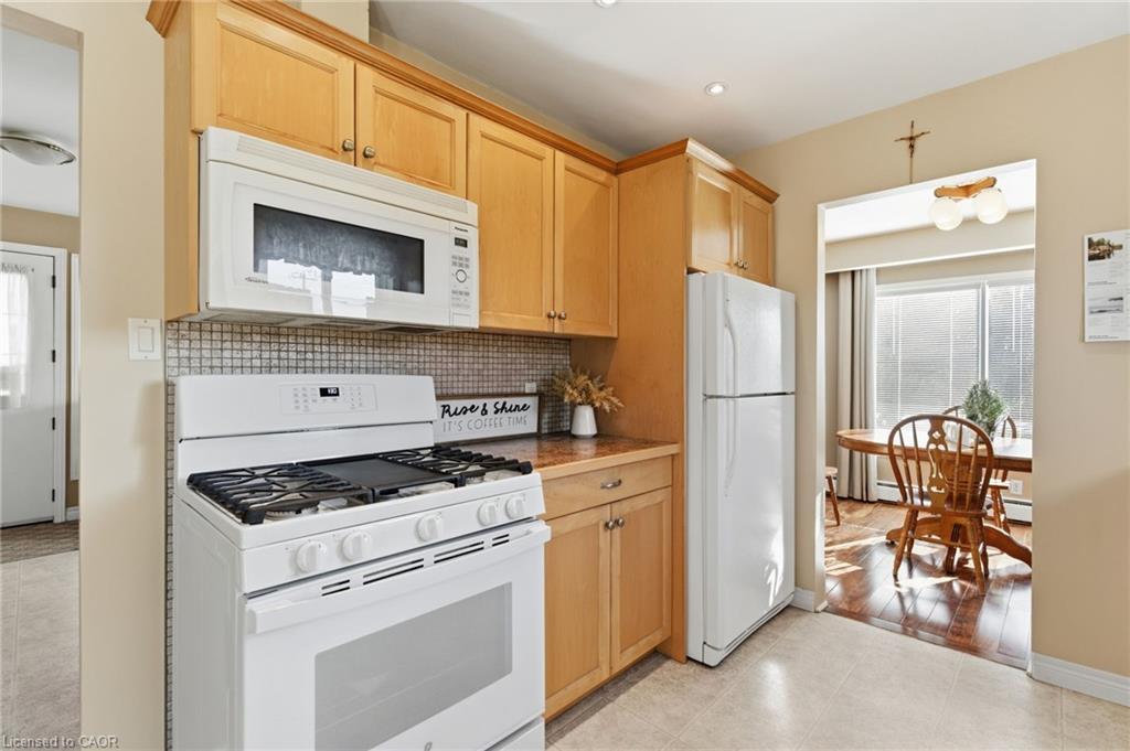 2540 Merritt Road, Thorold, ON - Indoor Photo Showing Kitchen