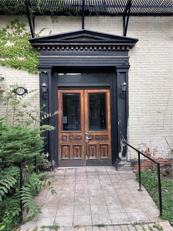 3-123 Macnab Street S, Hamilton, ON - Outdoor