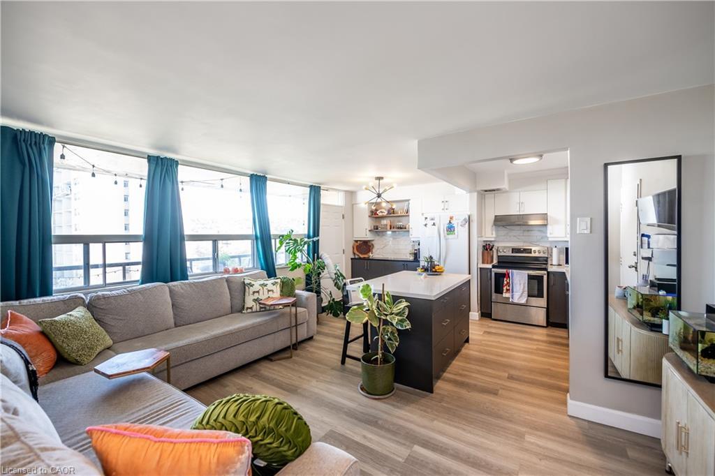 501-15 Nicklaus Drive, Hamilton, ON - Indoor Photo Showing Living Room