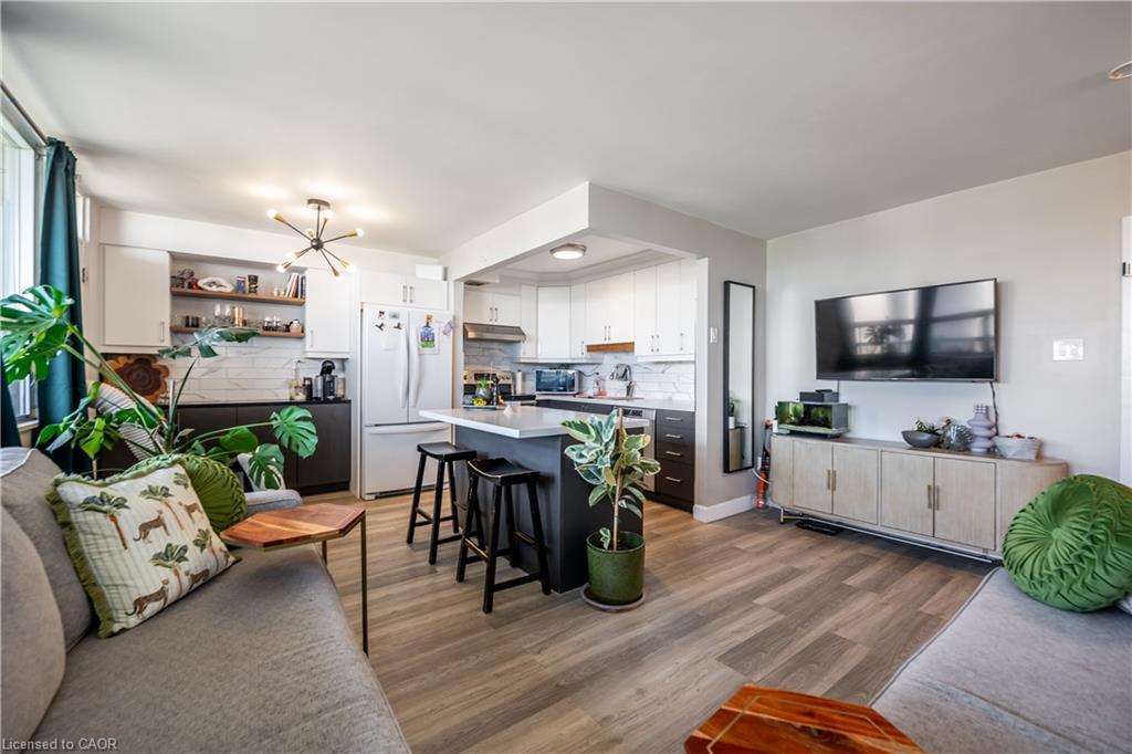501-15 Nicklaus Drive, Hamilton, ON - Indoor Photo Showing Living Room
