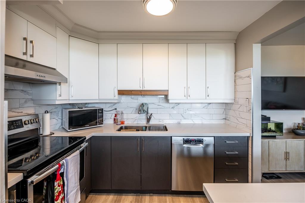 501-15 Nicklaus Drive, Hamilton, ON - Indoor Photo Showing Kitchen With Double Sink