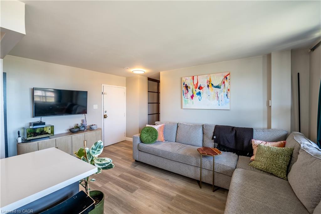 501-15 Nicklaus Drive, Hamilton, ON - Indoor Photo Showing Living Room