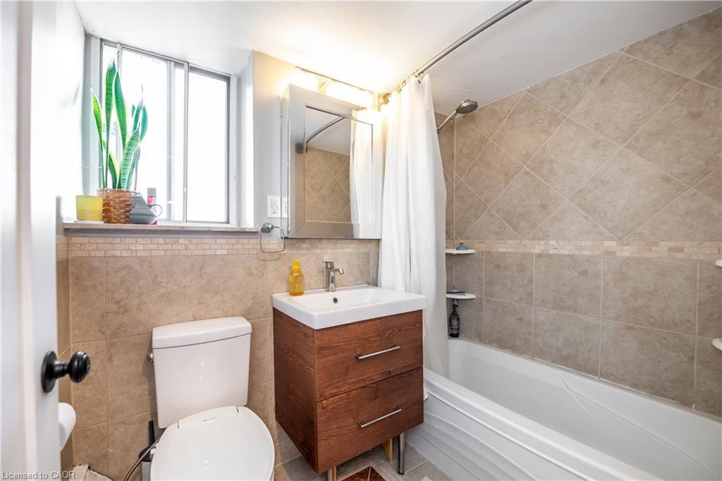 501-15 Nicklaus Drive, Hamilton, ON - Indoor Photo Showing Bathroom