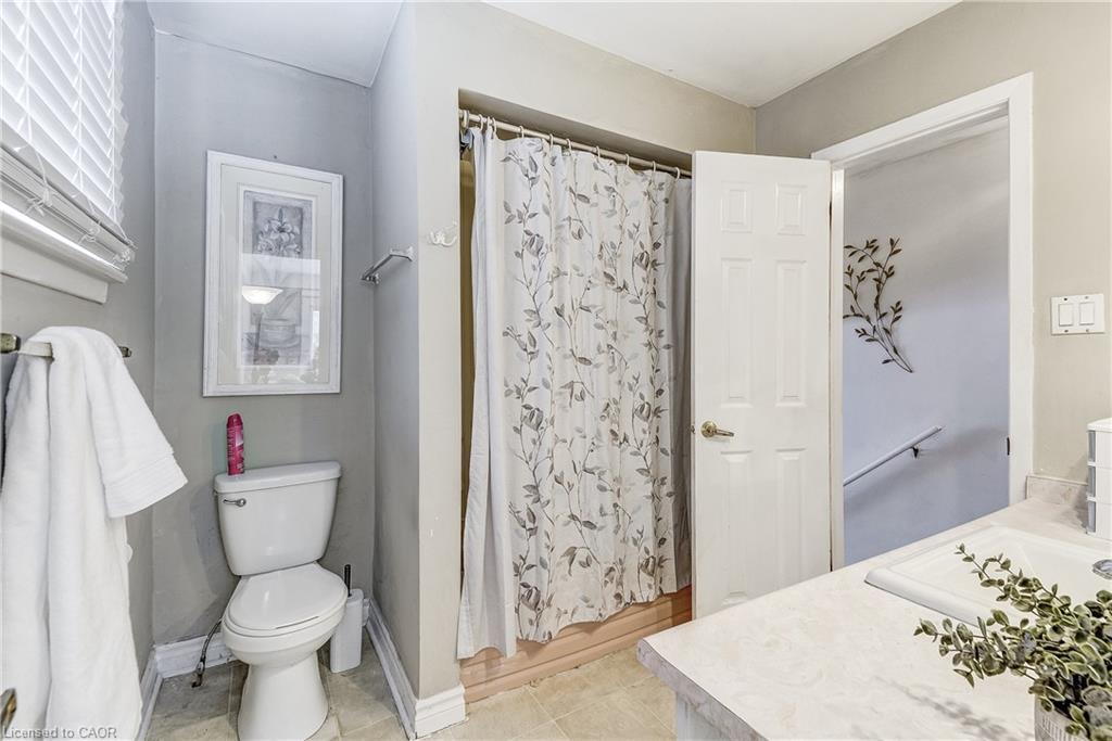 2145 Sandringham Drive, Burlington, ON - Indoor Photo Showing Bathroom