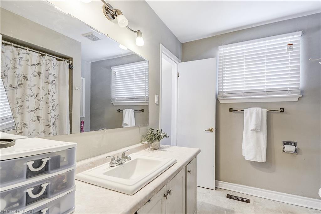 2145 Sandringham Drive, Burlington, ON - Indoor Photo Showing Bathroom