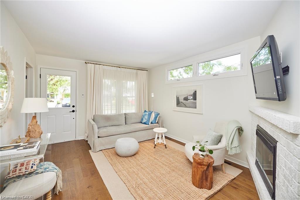 18 Graham Avenue, St. Catharines, ON - Indoor Photo Showing Living Room With Fireplace