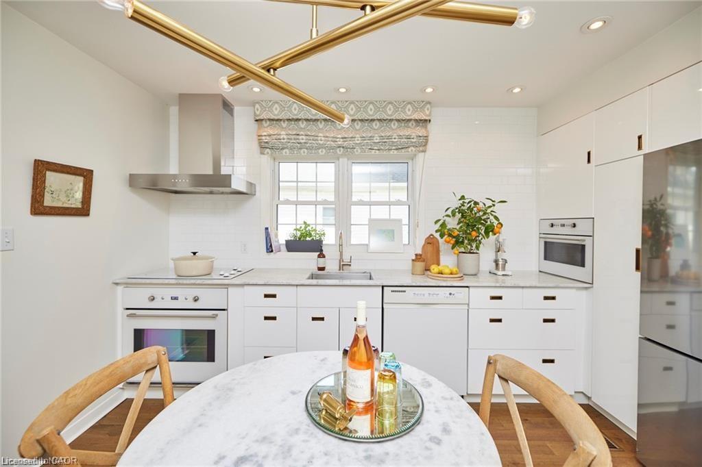 18 Graham Avenue, St. Catharines, ON - Indoor Photo Showing Kitchen