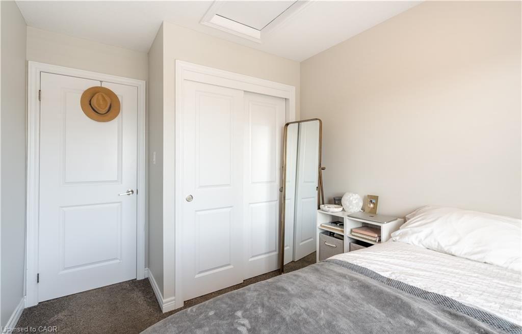 15 Pierre Trudeau Lane, Grimsby, ON - Indoor Photo Showing Bedroom