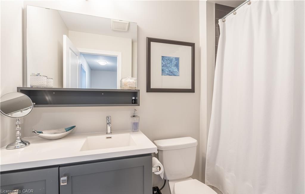 15 Pierre Trudeau Lane, Grimsby, ON - Indoor Photo Showing Bathroom