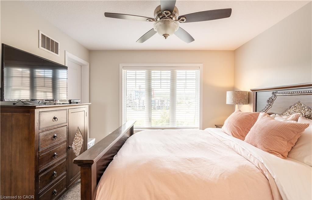 15 Pierre Trudeau Lane, Grimsby, ON - Indoor Photo Showing Bedroom