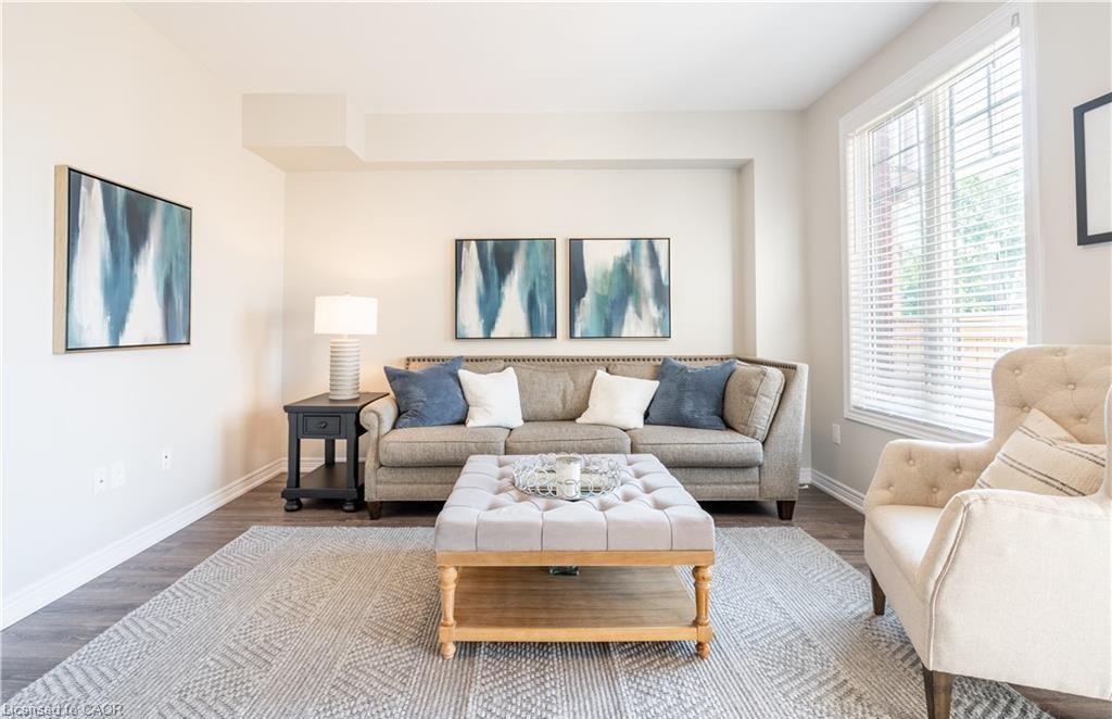 15 Pierre Trudeau Lane, Grimsby, ON - Indoor Photo Showing Living Room