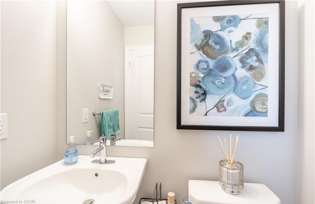 15 Pierre Trudeau Lane, Grimsby, ON - Indoor Photo Showing Bathroom