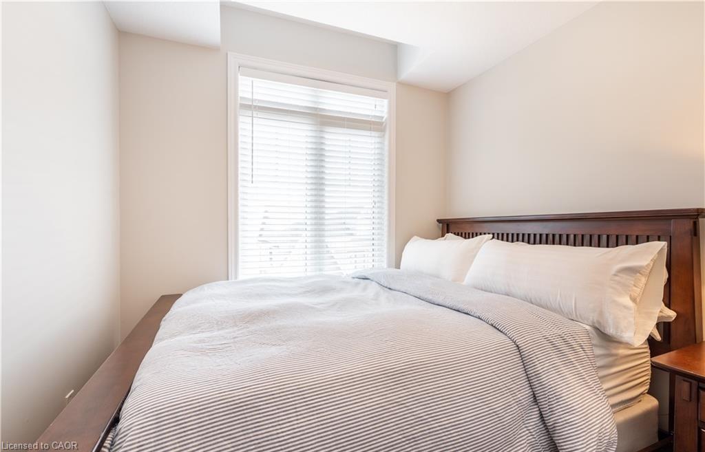 15 Pierre Trudeau Lane, Grimsby, ON - Indoor Photo Showing Bedroom
