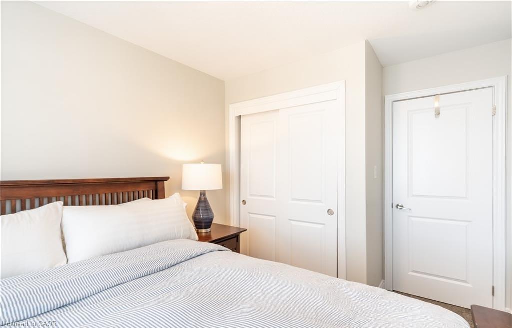 15 Pierre Trudeau Lane, Grimsby, ON - Indoor Photo Showing Bedroom
