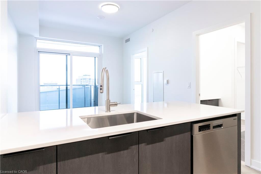 2302-25 Wellington Street S, Kitchener, ON - Indoor Photo Showing Kitchen