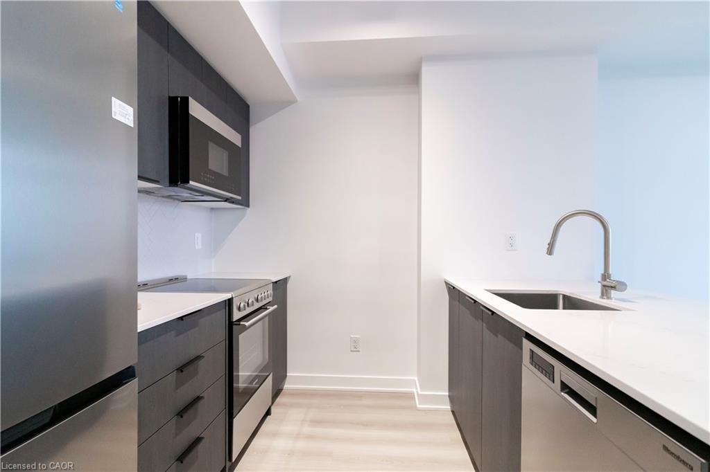 2302-25 Wellington Street S, Kitchener, ON - Indoor Photo Showing Kitchen With Stainless Steel Kitchen With Upgraded Kitchen