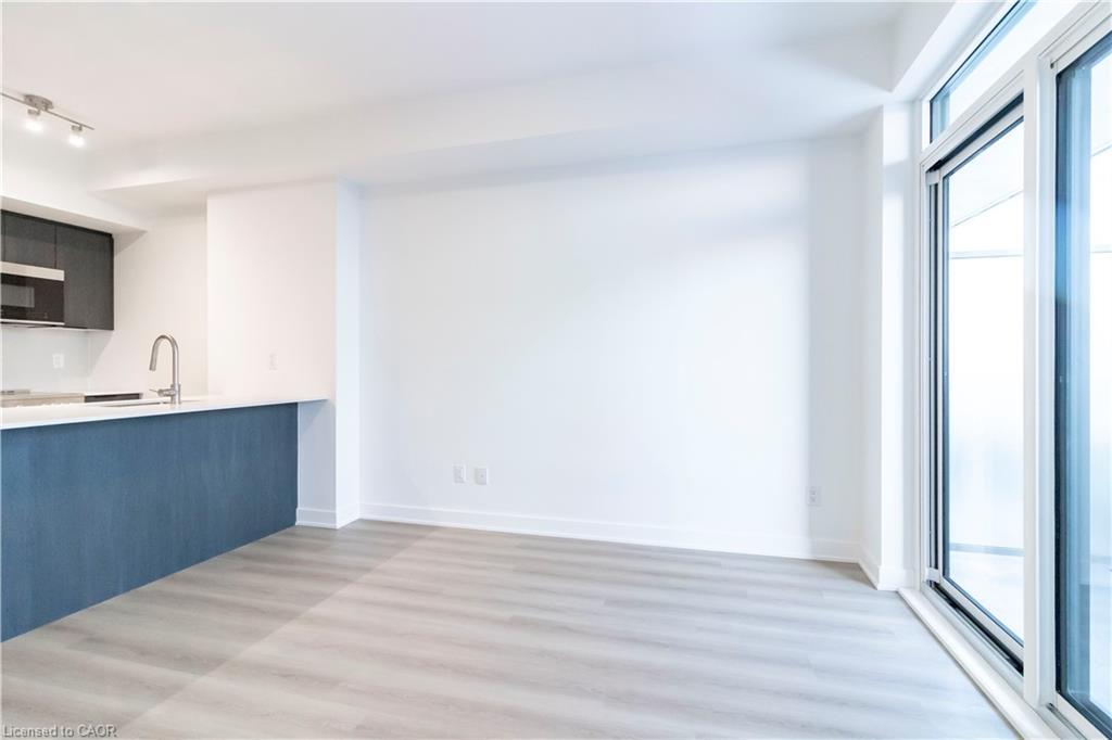 2302-25 Wellington Street S, Kitchener, ON - Indoor Photo Showing Kitchen