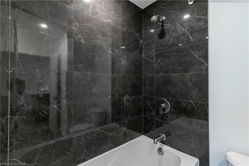 2302-25 Wellington Street S, Kitchener, ON - Indoor Photo Showing Bathroom