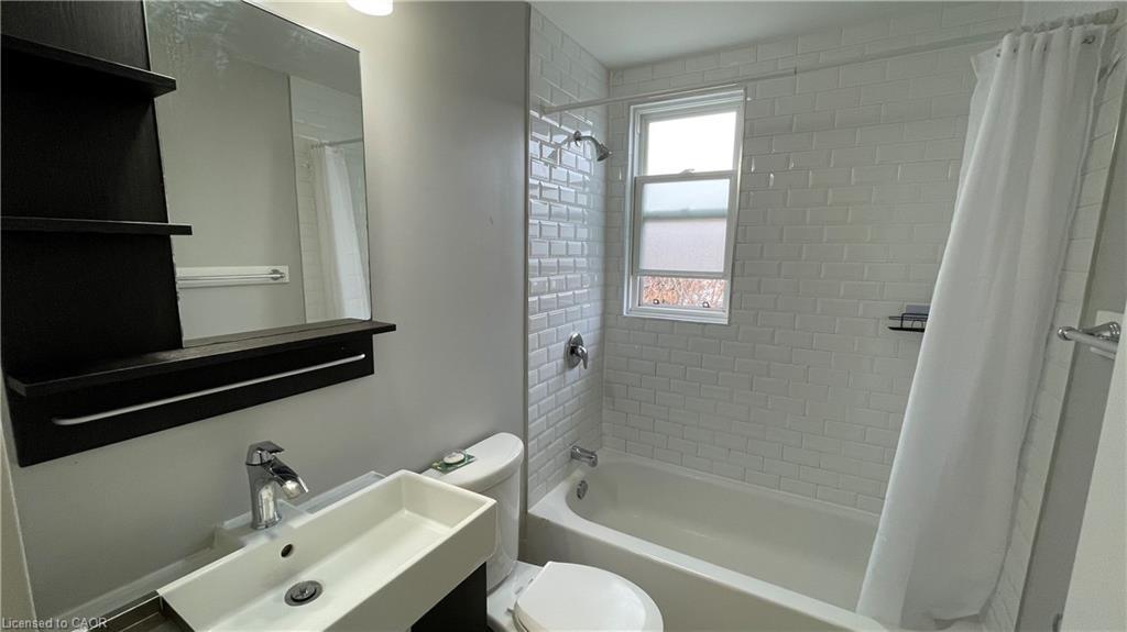 406-1544 King Street E, Hamilton, ON - Indoor Photo Showing Bathroom