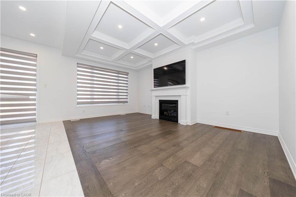 558 Kennedy Circle W, Milton, ON - Indoor With Fireplace