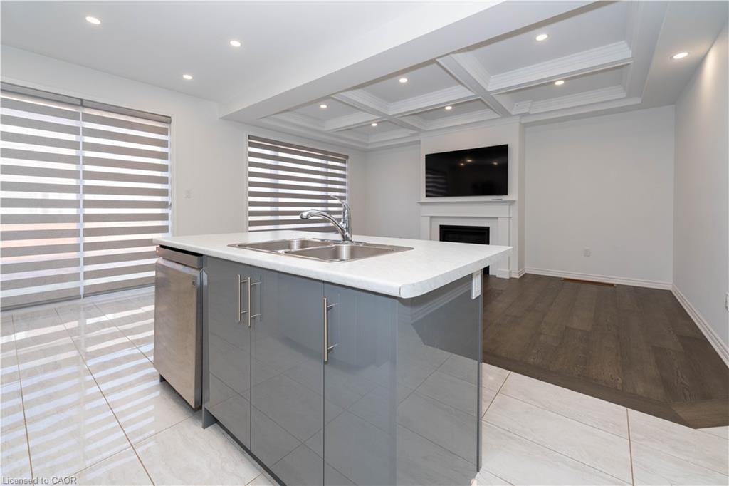 558 Kennedy Circle W, Milton, ON - Indoor Photo Showing Kitchen With Double Sink With Upgraded Kitchen