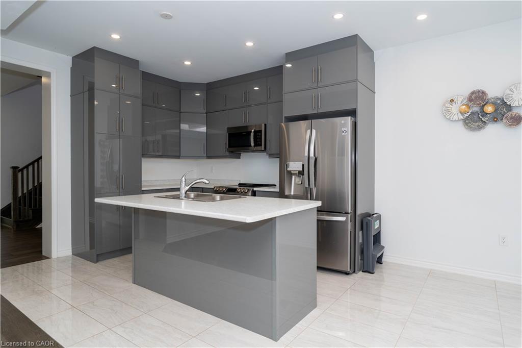 558 Kennedy Circle W, Milton, ON - Indoor Photo Showing Kitchen With Stainless Steel Kitchen With Upgraded Kitchen