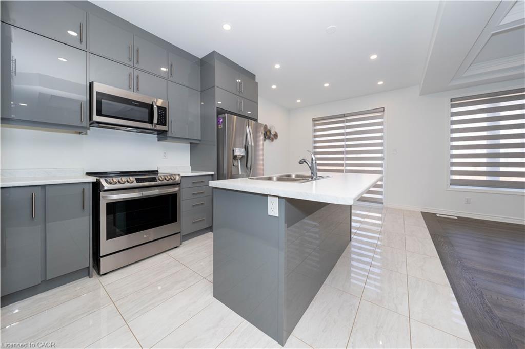 558 Kennedy Circle W, Milton, ON - Indoor Photo Showing Kitchen With Stainless Steel Kitchen With Upgraded Kitchen