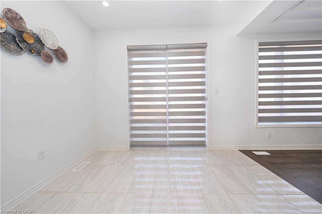 558 Kennedy Circle W, Milton, ON - Indoor Photo Showing Other Room