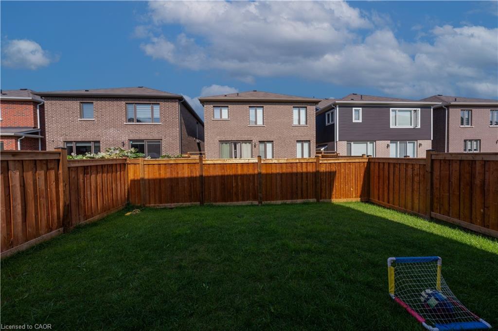 558 Kennedy Circle W, Milton, ON - Outdoor With Backyard
