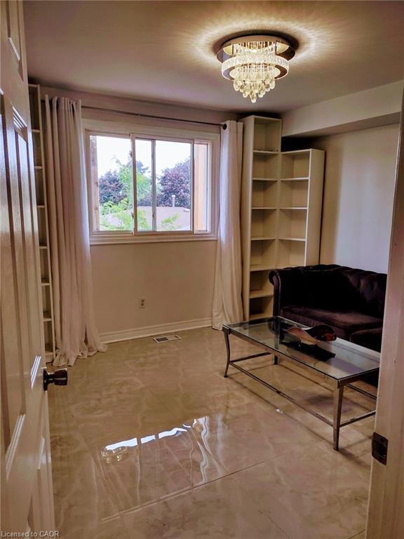 68 Napoli Drive, Hamilton, ON - Indoor Photo Showing Other Room