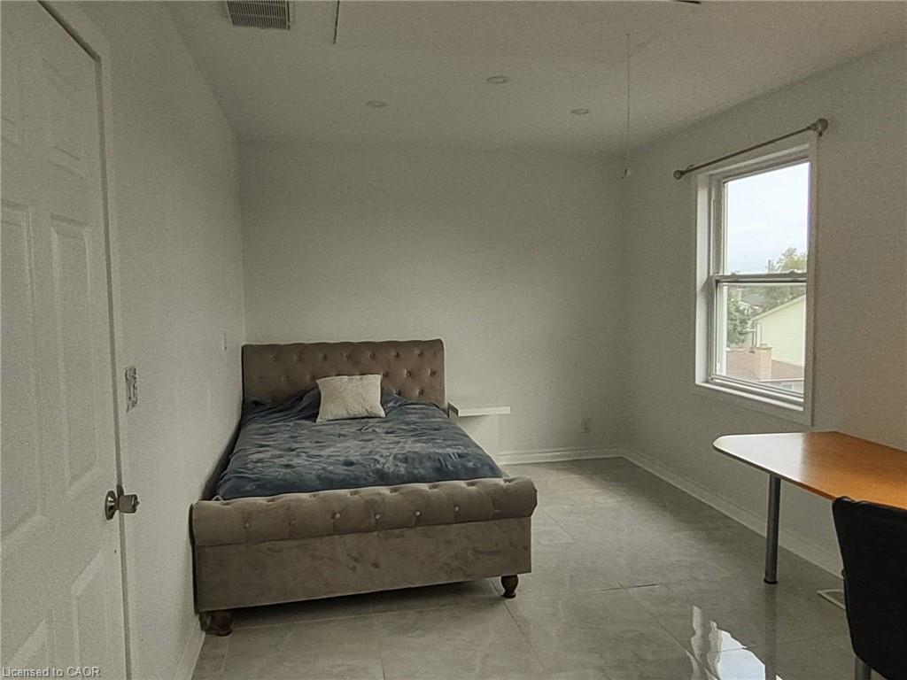 68 Napoli Drive, Hamilton, ON - Indoor Photo Showing Bedroom