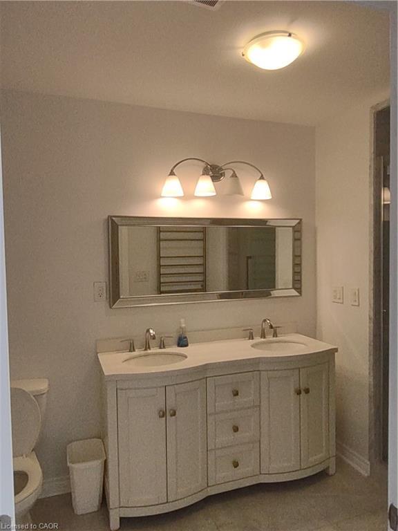 68 Napoli Drive, Hamilton, ON - Indoor Photo Showing Bathroom