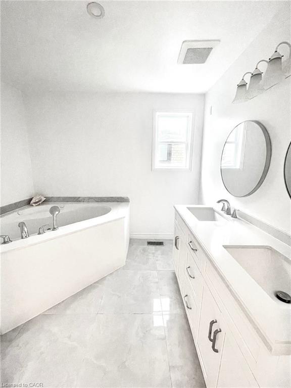 68 Napoli Drive, Hamilton, ON - Indoor Photo Showing Bathroom