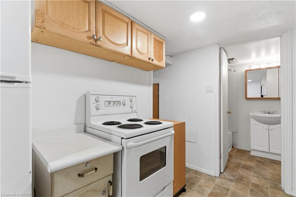 1 (Basement)-503 Victoria Street N, Kitchener, ON - Indoor Photo Showing Kitchen