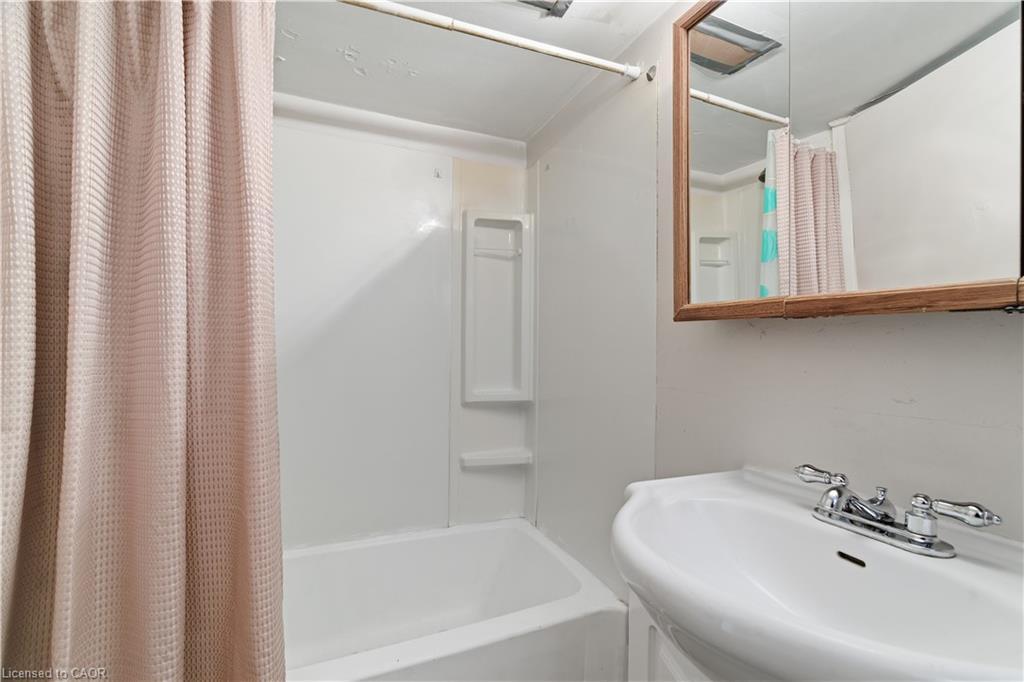 1 (Basement)-503 Victoria Street N, Kitchener, ON - Indoor Photo Showing Bathroom