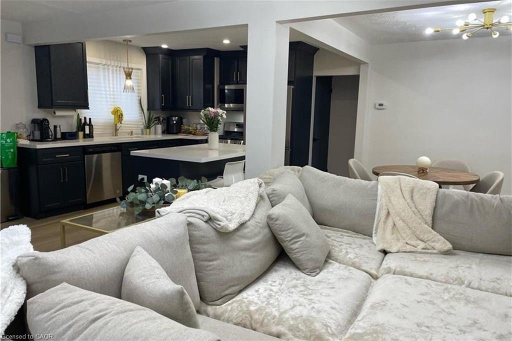 Upper-564 Waterloo Street, Hamilton, ON - Indoor Photo Showing Living Room