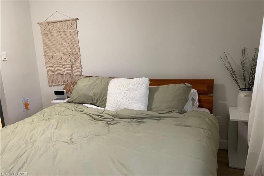 Upper-564 Waterloo Street, Hamilton, ON - Indoor Photo Showing Bedroom