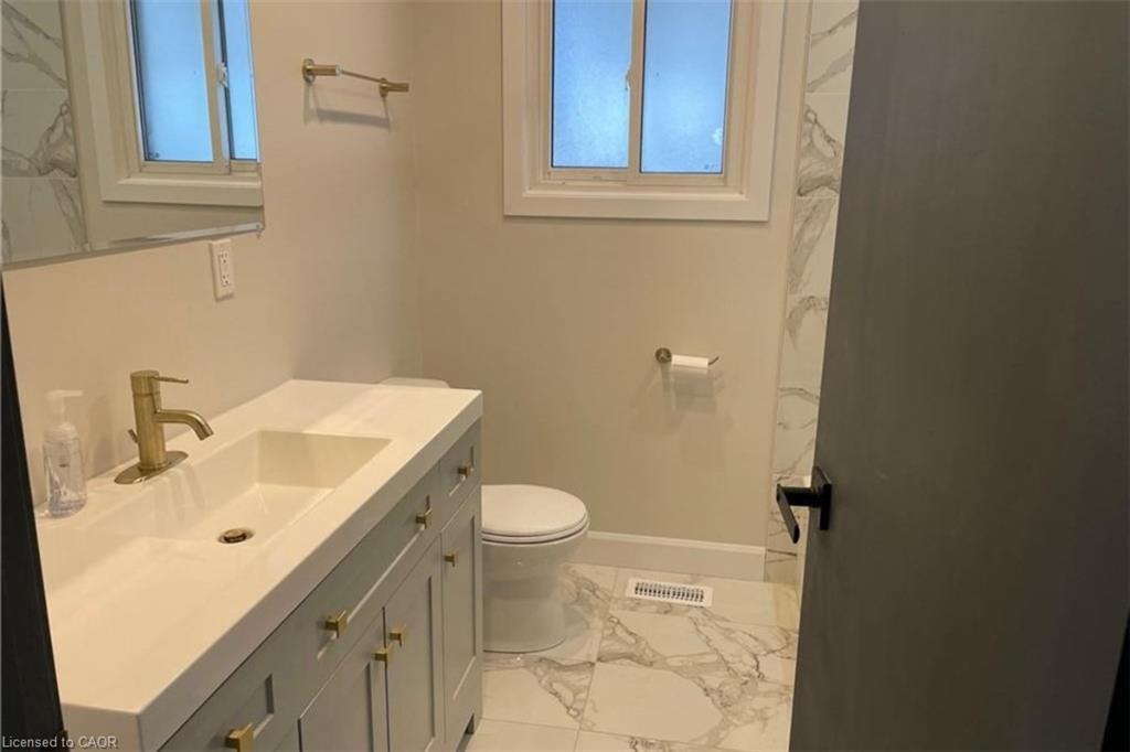 Upper-564 Waterloo Street, Hamilton, ON - Indoor Photo Showing Bathroom