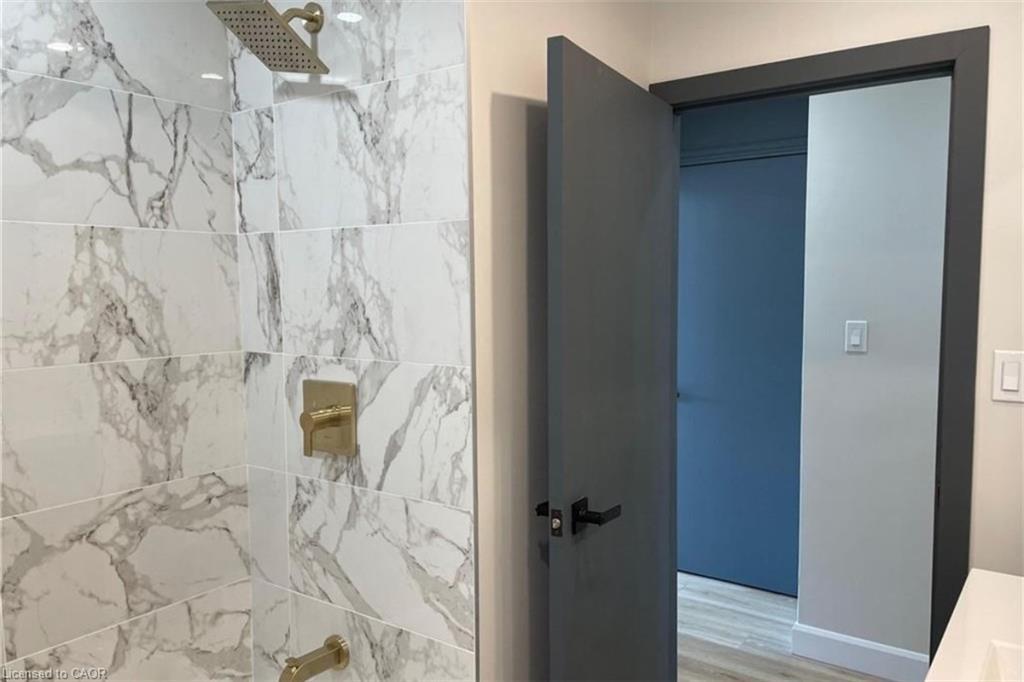 Upper-564 Waterloo Street, Hamilton, ON - Indoor Photo Showing Bathroom