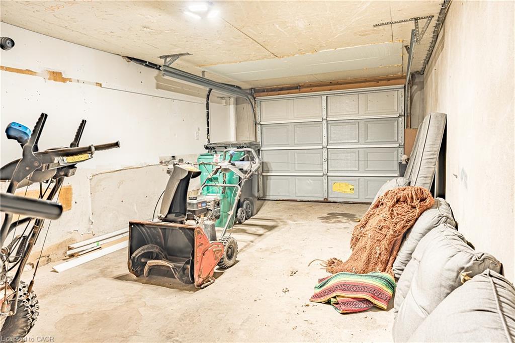2-643 Albert Street, Waterloo, ON - Indoor Photo Showing Garage