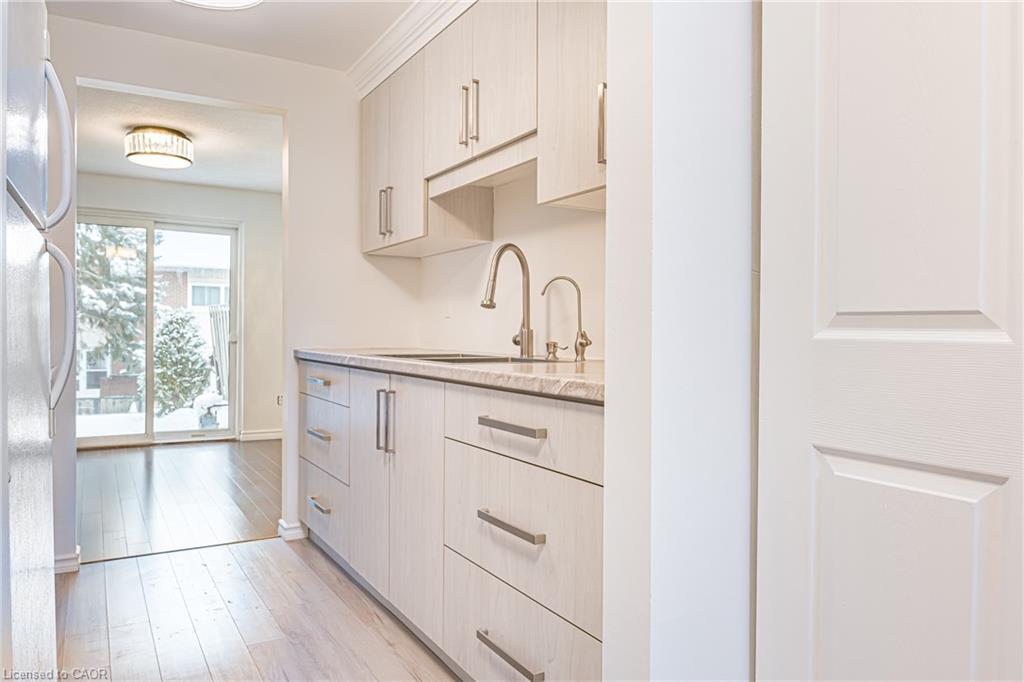 2-643 Albert Street, Waterloo, ON - Indoor Photo Showing Kitchen