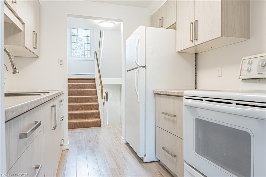 2-643 Albert Street, Waterloo, ON - Indoor Photo Showing Kitchen
