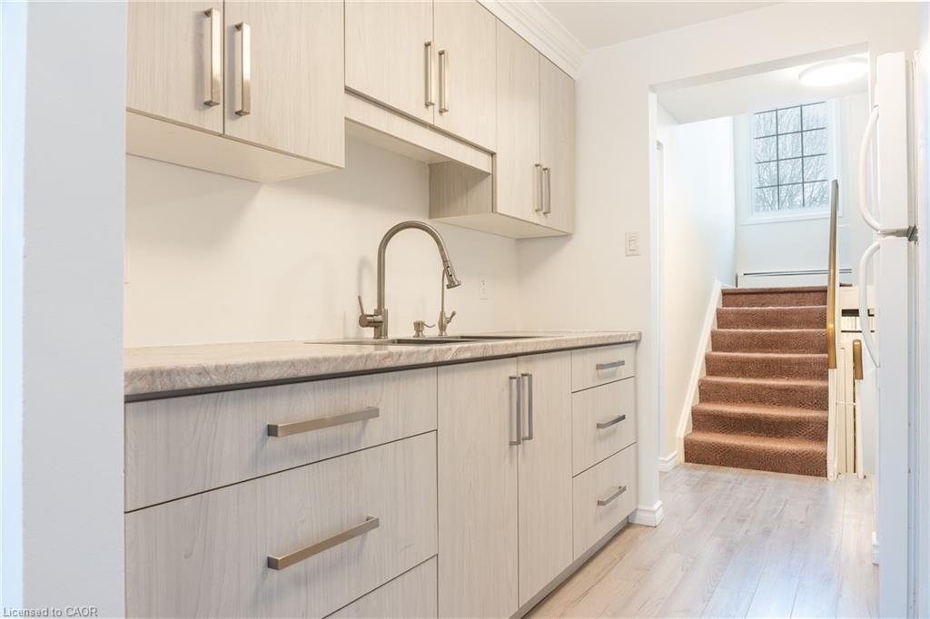 2-643 Albert Street, Waterloo, ON - Indoor Photo Showing Kitchen