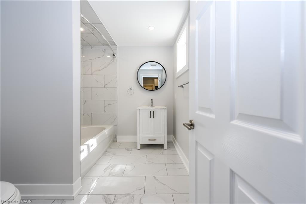 1-78 Balmoral Avenue N, Hamilton, ON - Indoor Photo Showing Bathroom