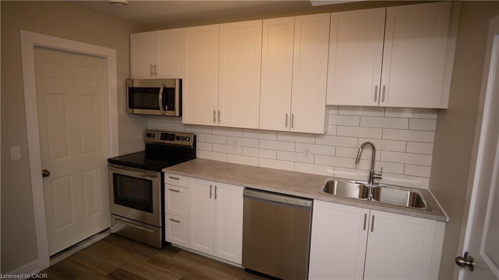 5-237 Hellems Avenue, Welland, ON - Indoor Photo Showing Kitchen With Stainless Steel Kitchen With Double Sink