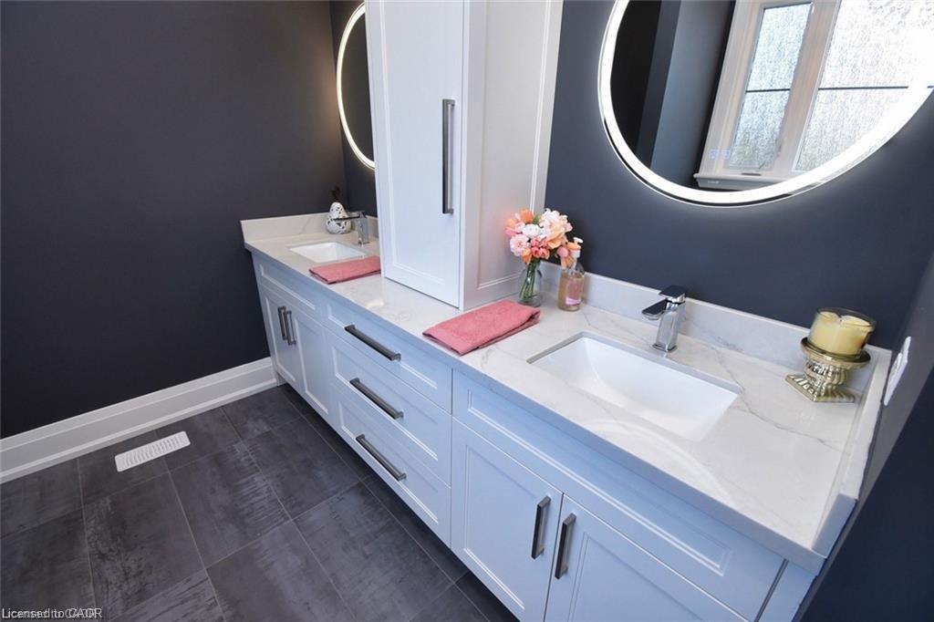 68 Mountain Brow Boulevard, Hamilton, ON - Indoor Photo Showing Bathroom