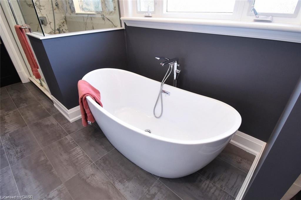 68 Mountain Brow Boulevard, Hamilton, ON - Indoor Photo Showing Bathroom